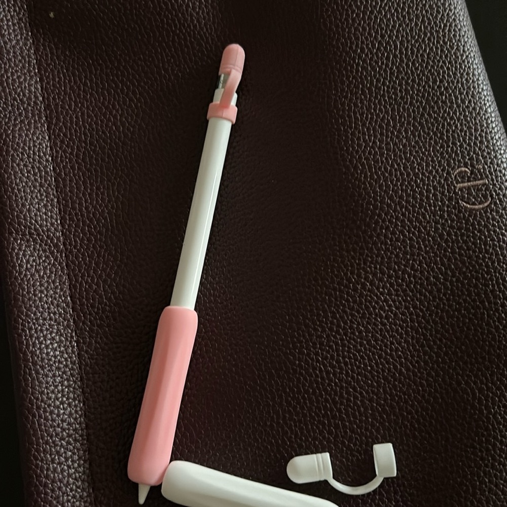 *LIKE NEW** 1st Gen Apple Pencil + grips. Was a gift, only used once.